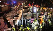 Xe buýt 2 tầng bị lật, 19 người thiệt mạng