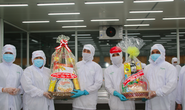 LĐLĐ TP HCM đến tận xưởng sản xuất tặng quà Tết cho công nhân