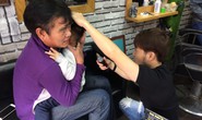 Clip: Bật cười khi HLV Phan Thanh Hùng lúng túng bế cháu cắt tóc