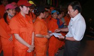 Lì xì công nhân vệ sinh làm việc xuyên Tết