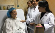 Bộ trưởng Nguyễn Thị Kim Tiến thăm nữ bác sĩ bị ung thư trong đêm giao thừa