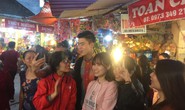 Đội phó U23 Duy Mạnh được người hâm mộ vây quanh khi đến đền Bà Chúa Kho