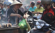 Dân TP HCM hào hứng mua cá lóc nướng vía thần tài