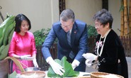 Video tân Đại sứ Mỹ thuần thục gói bánh chưng đón Tết