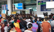 Ùn ùn đổ về sân bay Tân Sơn Nhất rước Việt kiều