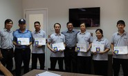 Tặng phần thưởng vàng cho nhân viên