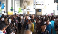 Ngột ngạt cảnh chen chúc đón Việt kiều ở sân bay Tân Sơn Nhất