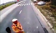 CSGT dẫm lên vật nghi là tiền bị điều chuyển khỏi lực lượng