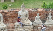 Nữ du khách bị “ném đá” vì ngồi vào lòng tượng Phật