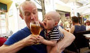Để trẻ nếm bia, rượu: Trò đùa nguy hiểm!