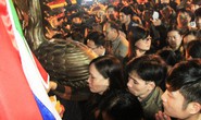 Biển người cố chen lấn, “cướp lộc” đêm khai ấn đền Trần
