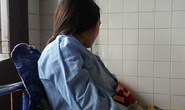 Giây phút kinh hoàng phụ huynh đạp vào lưng, bụng, bắt nữ giáo viên mang thai quỳ