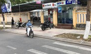 Bắt quả tang 2 người Trung Quốc lắp camera trộm mã pin ATM