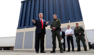 Tổng thống Trump đá bóng bức tường biên giới sang quân đội