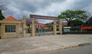 Làm học sinh sợ đến trường, một giáo viên phải quỳ gối xin lỗi phụ huynh