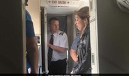 Thần kinh thép của nữ phi công cứu máy bay Mỹ nổ động cơ