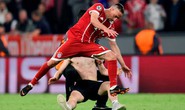 Ronaldo, Ribery bị fan cuồng tấn công