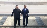Hành động bất ngờ của Tổng thống Hàn Quốc sau khi bắt tay ông Kim Jong-un