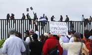 Người di cư trèo lên hàng rào biên giới Mỹ - Mexico