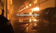 Lính cứu hỏa kiệt sức, ngủ tại hiện trường vụ cháy ở Bình Dương