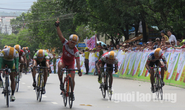 Dân Phú Quốc chen nhau xem đua xe đạp tranh Cúp “Gạo hạt ngọc trời”