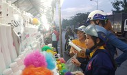 Công nhân mua sắm thoả thích tại phiên chợ hàng Việt