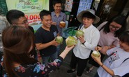 Người Sài Gòn thích thú với máy bán dừa tự động độc đáo