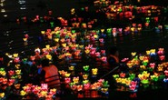 Hàng ngàn hoa đăng trên sông Sài Gòn trong ngày lễ Phật đản