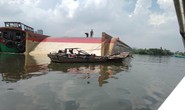 Lật sà lan trên sông Sài Gòn