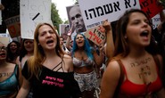 Phụ nữ Israel ngực trần xuống đường phản đối cưỡng hiếp
