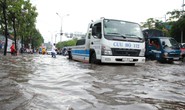 Mới ký hợp đồng thuê máy bơm, đường Nguyễn Hữu Cảnh vẫn thành sông