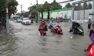 TP HCM: Đường ngập nặng, giao thông hỗn loạn sau 1 trận mưa