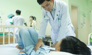 Cắt bỏ lá lách để cứu bé trai té từ cây nhãn xuống đất