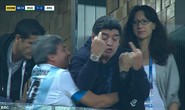 Maradona: Chửi thề, giơ ngón tay thối và… ngất xỉu trên sân