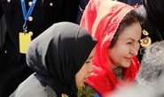 Vợ ông Najib đi đoàn xe hơi 4 chiếc ra trình diện