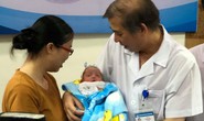Cứu sống bé sinh non nặng như chai nước suối của cặp vợ chồng hiếm muộn