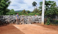 Xây tường chắn lối đi hàng xóm vì chưa góp tiền làm đường