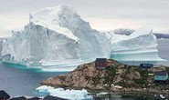 Băng trôi 11 triệu tấn ghé chơi, cả ngôi làng ở Greenland nín thở