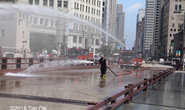 Mỹ: Nóng tới mức cứu hỏa phải phun nước cứu cầu thép