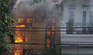 Hà Nội: Cháy lớn nhà kiểu Pháp trên phố, trẻ em lao thoát ra ngoài