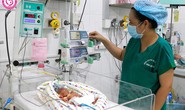 Bé sơ sinh thân tím lạnh được cứu sống kỳ diệu