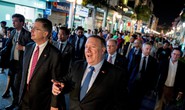 Ngoại trưởng Mike Pompeo dạo phố đi bộ Hà Nội