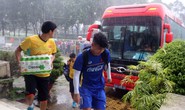 Clip: CĐV Bình Dương đội mưa xem buổi tập cuối của Olympic Việt Nam