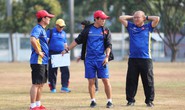 Vì sao Olympic Việt Nam nên ngừng than thở sân xấu?