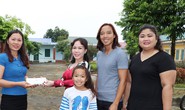 Nghệ sĩ Việt Hương dạy con làm từ thiện