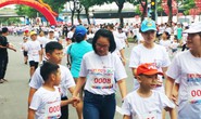 Gần 1.000 người chạy bộ gây quỹ học bổng cho trẻ em nghèo miền Trung