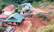 Kinh hoàng cảnh ngôi nhà 2 tầng bất ngờ đổ xuống sông Lò