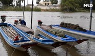 Dân nghèo miền Tây mưu sinh mùa nước nổi