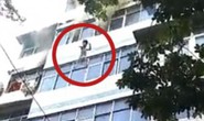 Cháy chung cư, người mẹ tuyệt vọng ném con ra ngoài từ tầng 4