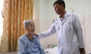 Điều trị thành công cho bà mẹ Việt Nam anh hùng 98 tuổi bị gãy xương đùi